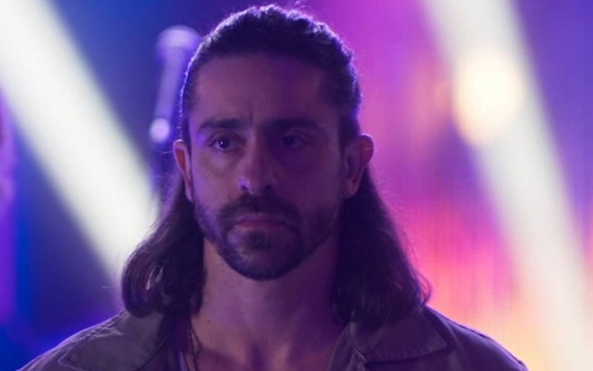 Felipe Abib olha para frente com cara de sério em cena de Quanto Mais Vida, Melhor!, novela das sete da Globo