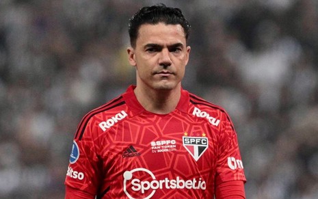 Felipe Alves, goleiro do São Paulo, em campo pelo clube com uniforme inteiro vermelho