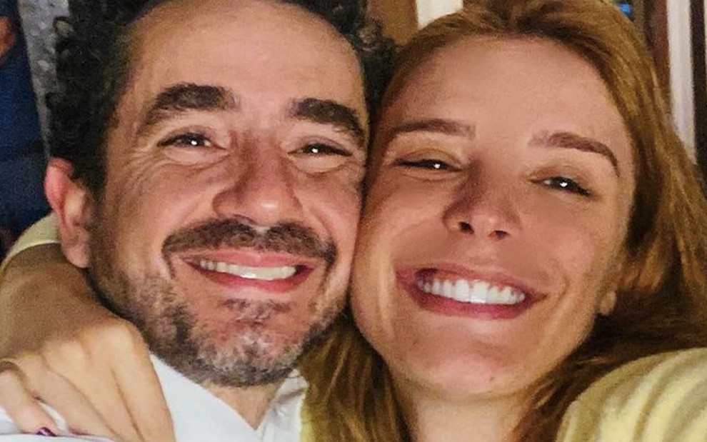 Felipe Andreoli abraça Rafa Brites em um clique do Instagram