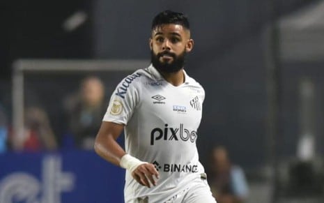 Felipe Jonathan, do Santos, joga pelo clube com uniforme inteiro branco