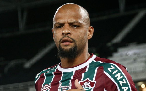 Com a camisa do Fluminense, Felipe Melo corre em uma partida do Campeonato Carioca