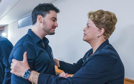 Felipe Neto, à esquerda, conversa com Dilma Rousseff, à direita