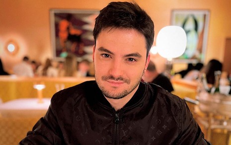 O influenciador digital Felipe Neto em um restaurante
