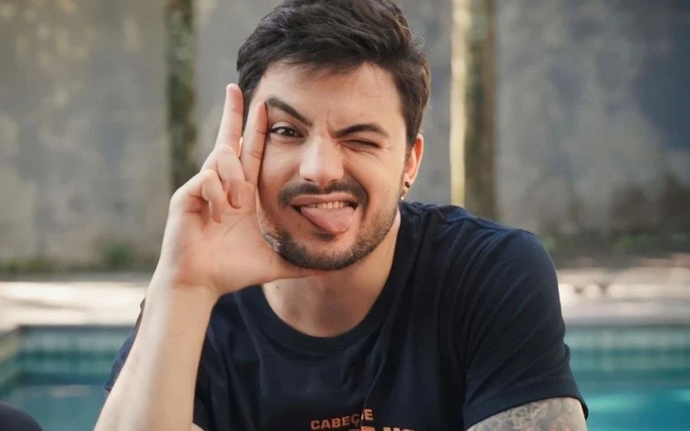 Felipe Neto mostra a língua em foto descontraída do Instagram