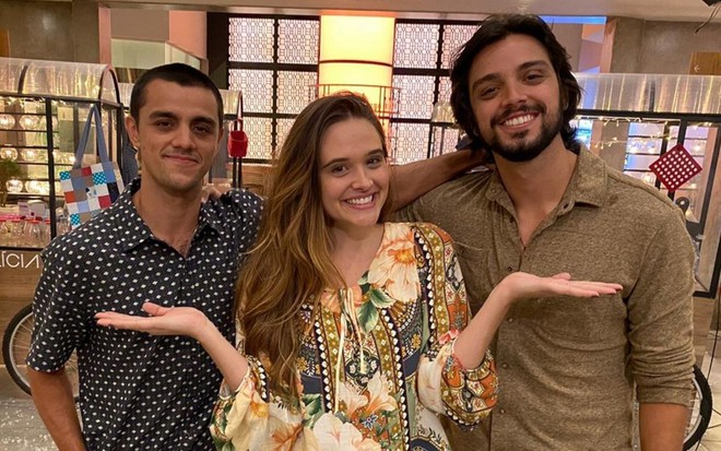 Felipe Simas, Juliana Paiva e Rodrigo Simas posam para foto nos bastidores de Salve-se Quem Puder