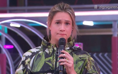 Fernanda Gentil com expressão de dúvida no palco do Zig Zag Arena, da Globo