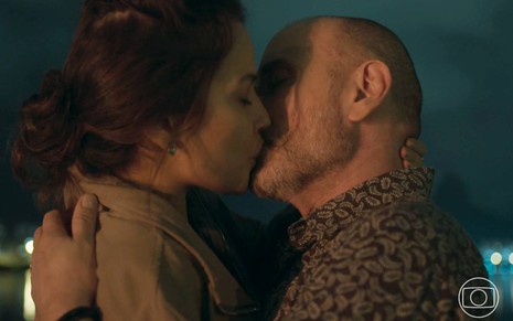 Atores Fernanda Marques e Marco Ricca se beijam em cena de Um Lugar ao Sol