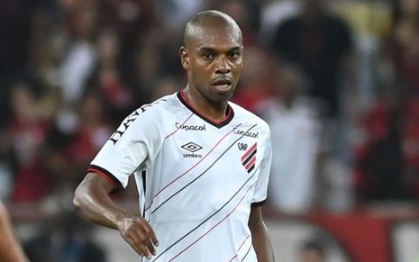 Fernandinho, do Athletico-PR, joga pelo clube com uniforme branco com detalhes pretos