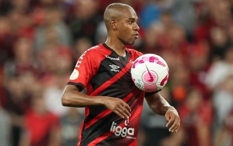 Fernandinho, do Athletico-PR, joga pelo clube com uniforme vermelho com detalhes pretos