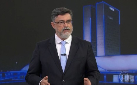Fernando Rêgo Barros com um terno preto, camisa branca e gravata azul
