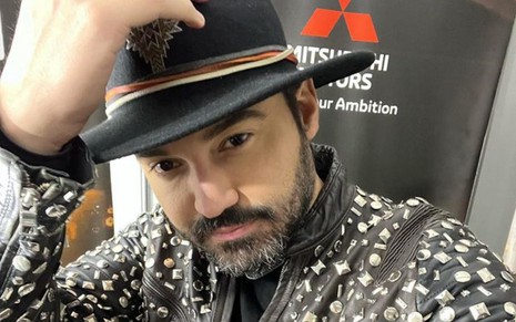 Fernando Zor segura o chapéu em selfie publicada no Instagram