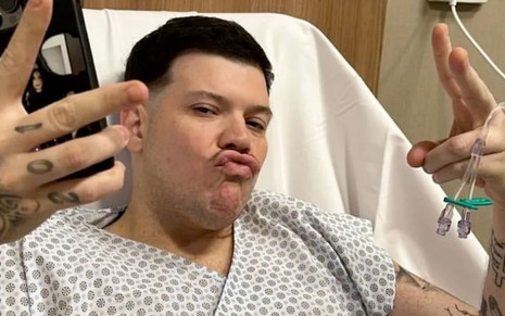 O cantor Ferrugem faz pose no leito de um hospital