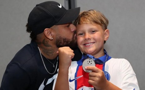 Neymar beija o filho, Davi Lucas