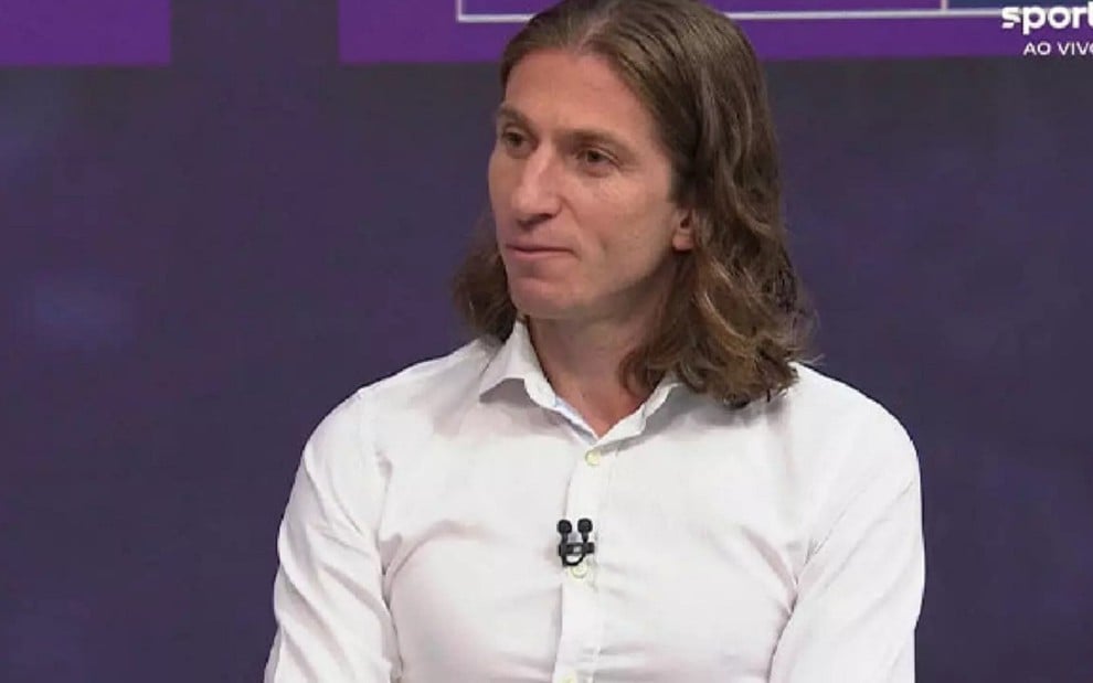 Filipe Luís com uma camisa branca na bancada do SporTV durante o sorteio dos grupos da Copa do Mundo