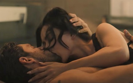 Anna-Maria Sieklucka e Michele Morrone estão se beijando em cena do filme 365 Dias: Hoje, da Netflix