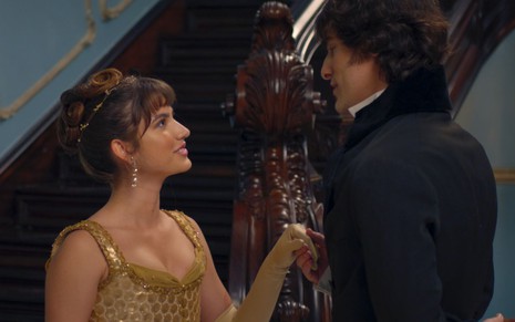 Sofia (Giovanna Grigio) segura a mão de Ian (Bruno Montaleone) em cena do filme Perdida