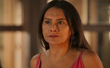 Dira Paes com expressão triste em cena como Filó na novela Pantanal, da Globo