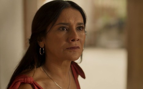 A atriz Dira Paes como Filó em Pantanal; ela está olhando para frente com cara de espanto