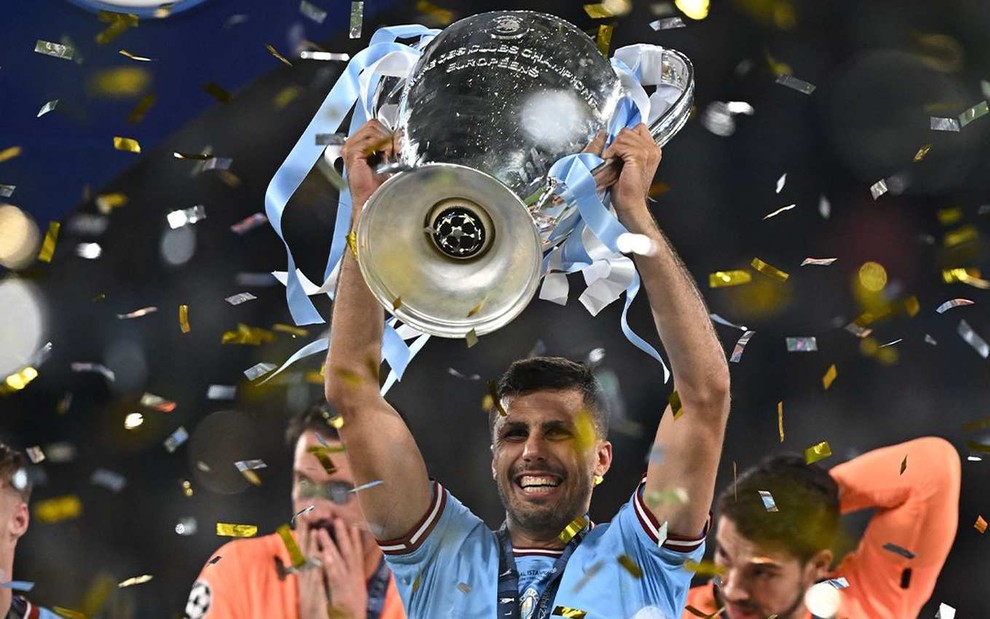 Jogadores do Manchester City celebram título da Champions League ao lado de membros da comissão
