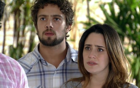 Rodrigo, interpretado por Rafael Cardoso, olha para frente pensativo em A Vida da Gente, novela das seis da Globo