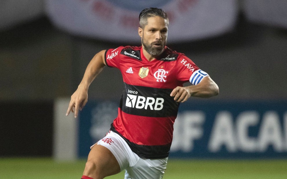 Com braçadeira de capitão e uniforme tradicional do Flamengo, Diego corre em jogo do Brasileirão