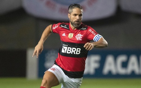 Com braçadeira de capitão e uniforme tradicional do Flamengo, Diego corre em jogo do Brasileirão