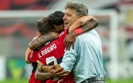De camisa azul, Renato Gaúcho abraça Everton Ribeiro e outros jogadores do Flamengo após gol no Brasileirão