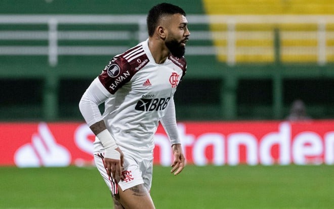 De uniforme branco do Flamengo, Gabigol disputa jogo pela Libertadores da América