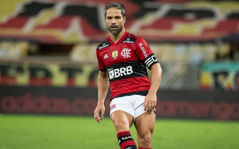 O meia Diego chutando uma bola em jogo do Campeonato Brasileiro no Maracanã