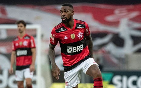 Com uniforme tradicional rubro-negro do Flamengo, Gerson está em jogo no Maracanã
