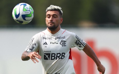 Giorgian De Arrascaeta durante treino do Flamengo nesta terça (9)