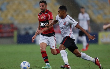 Isla e Abner, jogadores de Athletico e Flamengo, em um jogo do Campeonato Brasileiro