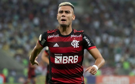 Andreas Pereira, do Flamengo, grita ao comemorar gol e veste uniforme listrado em vermelho e preto