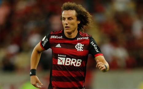 David Luiz, do Flamengo, veste uniforme listrado em vermelho e preto durante partida do time carioca