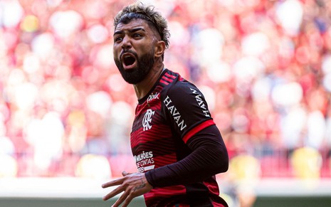 Gabigol, do Flamengo, grita ao comemorar gol e veste uniforme listrado em vermelho e preto
