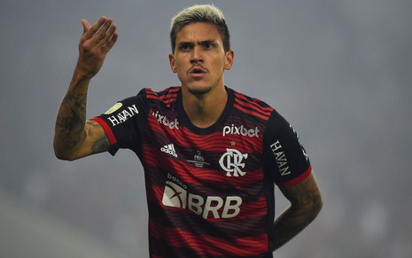 Pedro, do Flamengo, em campo com uniforme listrado em vermelho e preto