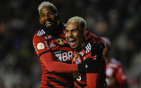 Rodinei e Matheuzinho, do Flamengo, comemoram gol e vestem uniforme vermelho com listras pretas