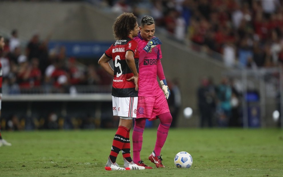 Jogadores Willian Arão, do lado esquerdo, e o goleiro Diego Alves conversando durante partida do Brasileirão