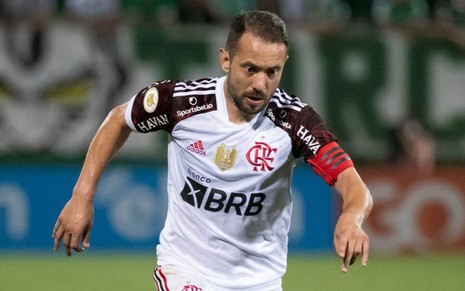 Jogador Everton Ribeiro, do Flamengo, corre e veste uniforme branco com detalhes preto e vermelho