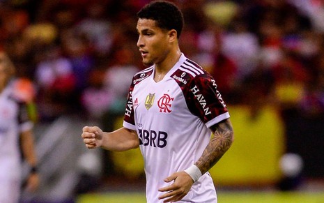 Jogador João Gomes, do Flamengo, veste uniforme branco com detalhes vermelho e preto durante partida