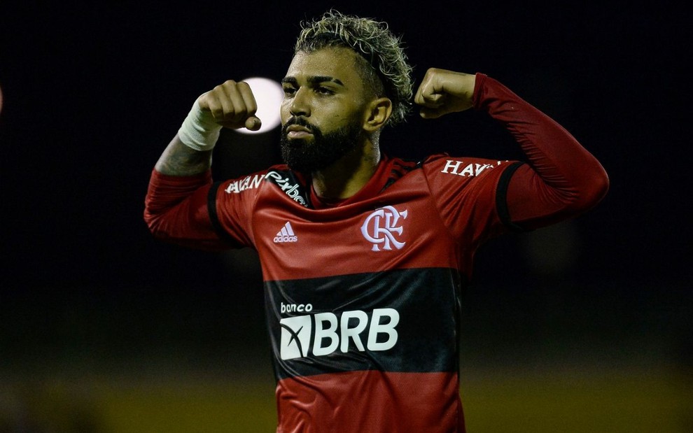 Gabigol com a camisa do Flamengo e faz a comemoração característica que costuma fazer