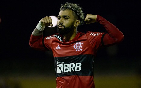 Gabigol usa camisa do Flamengo e faz a comemoração com os braços erguidos em sinal de força