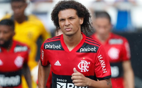 Wilian Arão, do Flamengo, joga pelo clube com uniforme listrado vermelho e preto