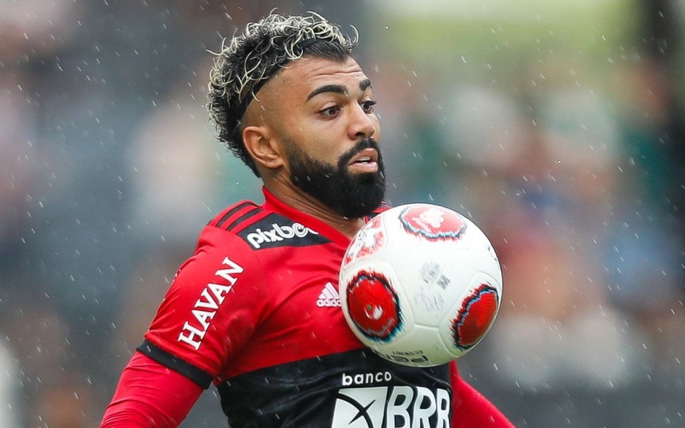 Gabigol com a camisa do Flamengo, matando uma bola no peito no Campeonato Carioca