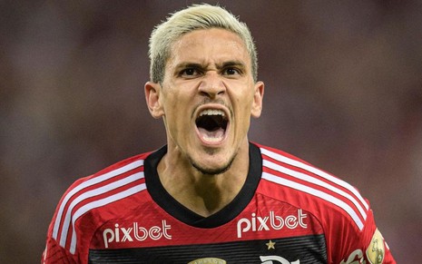 Pedro, do Flamengo, comemora gol e veste uniforme listrado em vermelho e preto