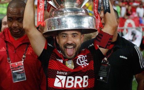 Everton Ribeiro, do Flamengo, levanta taça do título da Copa do Brasil, conquistada em 2022