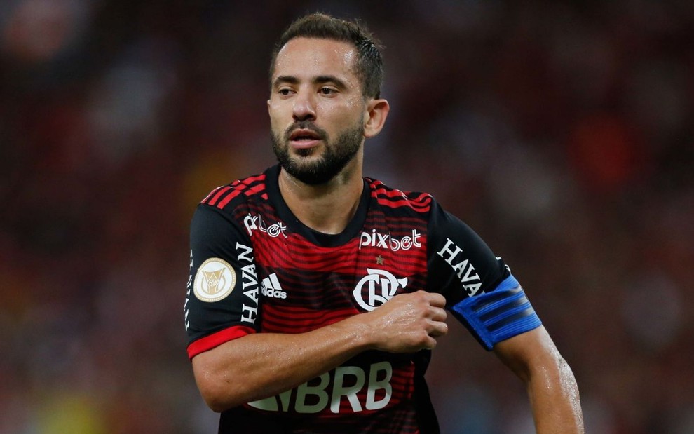 Everton Ribeiro, do Flamengo, com faixa de capitão no braço, veste uniforme listrado em preto e vermelho