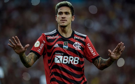 Pedro, do Flamengo, comemora gol e veste uniforme vermelho com listras onduladas pretas