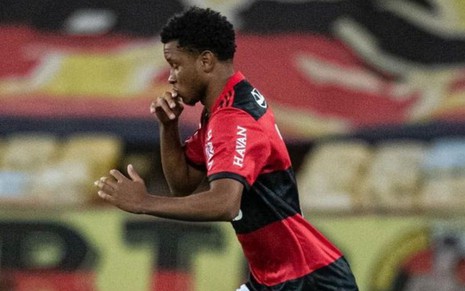 Jogador Ryan Luka, do Flamengo, veste uniforme vermelho e preto e comemora gol durante partida da equipe