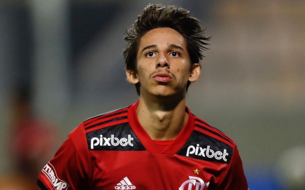 Jogador Werton, do Flamengo, veste uniforme vermelho com listras pretas e comemora gol na Copinha